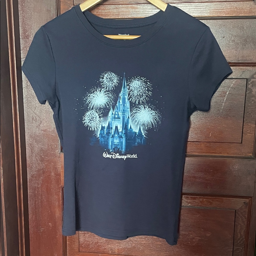 💙Walt Disney T-shirt , size Large women’s